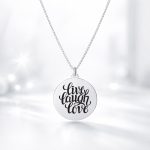 Lănțișor din argint cu pandantiv bănuț gravat Live, laugh, love argint rodiat, 40 cm – Silversy